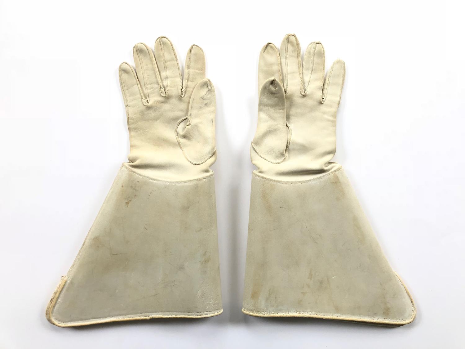 Victorian / Edwardian Cavalry Officer White Leather Gauntlets.